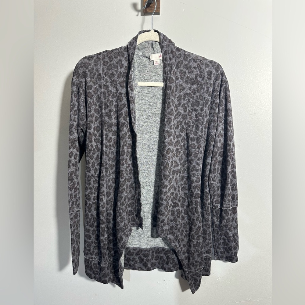 SO Women’s XS Open Cardigan Gray Animal Print Long Sleeve Sweater | SKU 0473